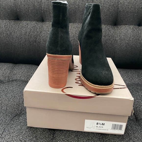 Never Worn Crown Vintage Suede Ankle Boot Size 8.5 - Picture 2 of 5